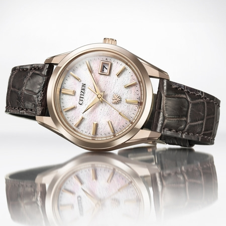 Citizen-Uhr mit weißem Zifferblatt und braunem Lederarmband, elegantes Design.