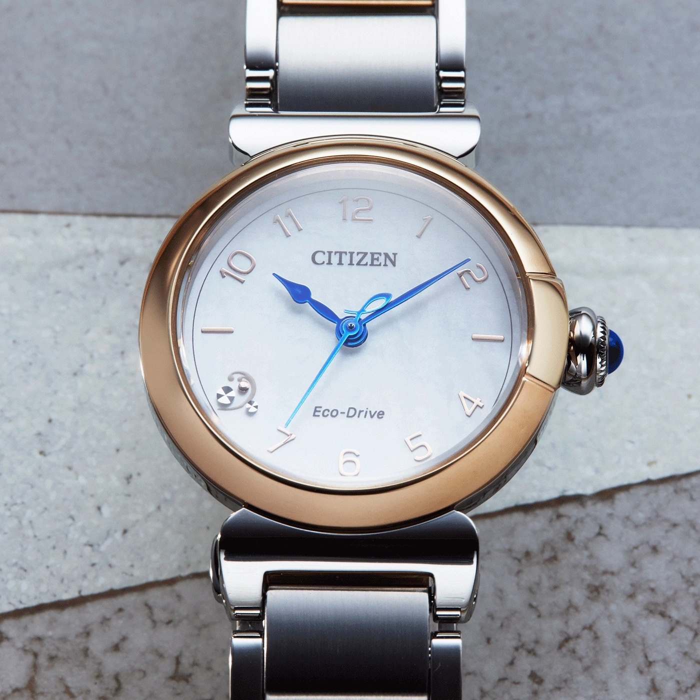 Citizen Eco-Drive Uhr mit goldenem und silbernem Band und blauen Zeigern.