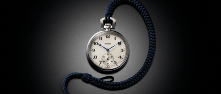 Citizen-Taschenuhr mit blauem Band auf dunklem Hintergrund.