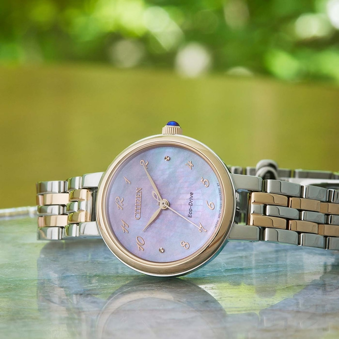 Citizen Eco-Drive Uhr mit Perlmuttzifferblatt und goldenen Akzenten.