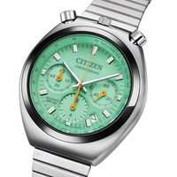 Nahaufnahme einer grünen Citizen Chronographenuhr mit Metallarmband.