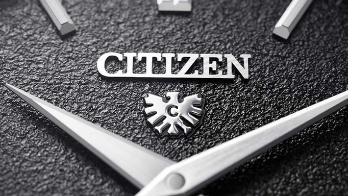 Nahaufnahme eines Citizen-Zifferblatts mit Markennamen und Logo.