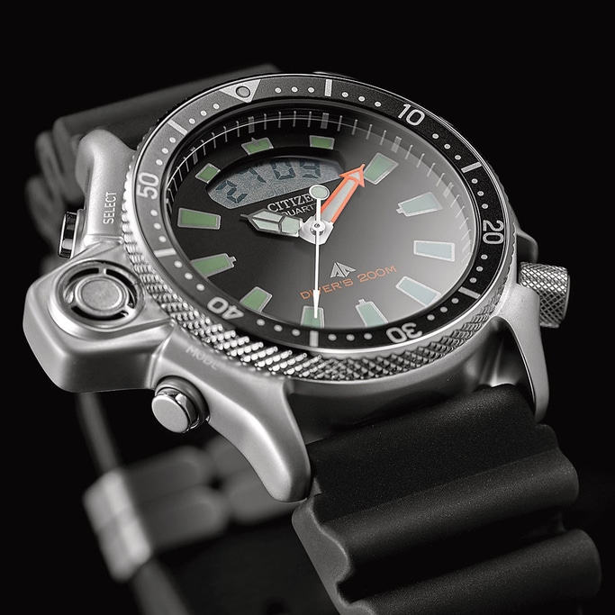 Nahaufnahme einer Citizen-Uhr mit schwarzem Zifferblatt und orangefarbenem Zeiger.