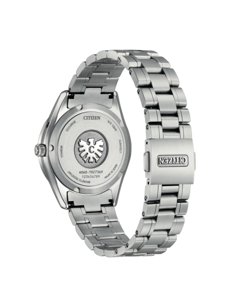 Citizen-Uhrrückseite mit Details: Eco-Drive, Titan, Made in Japan und mehr.