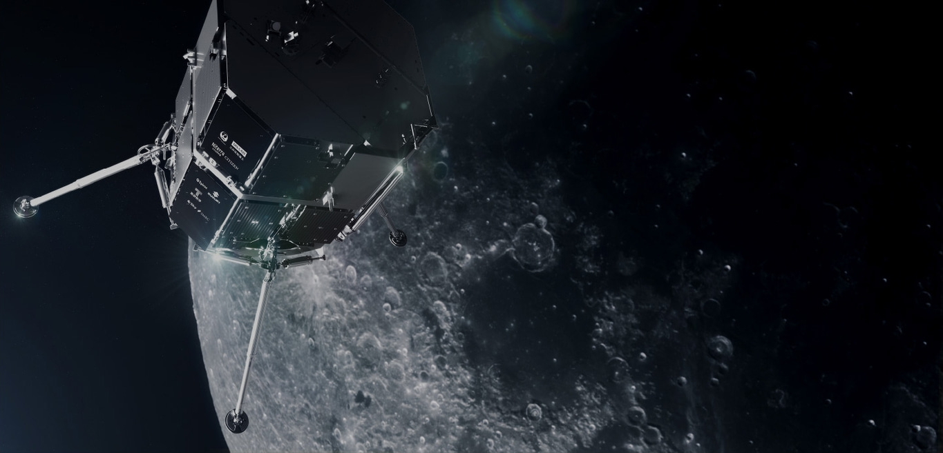 Raumschiff über der Mondoberfläche, mit Kratern im Hintergrund sichtbar.