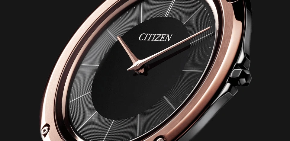 Nahaufnahme einer Citizen-Uhr mit schwarzem Zifferblatt und roségoldenen Akzenten.