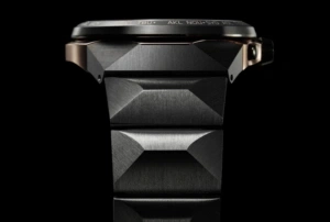 Nahaufnahme einer schwarzen und roségoldenen Uhr mit geometrischem Design.