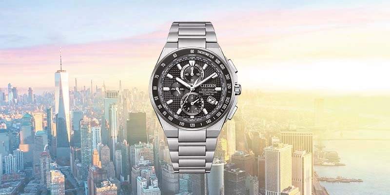 Eine Citizen-Uhr wird vor der Skyline von New York City gezeigt.