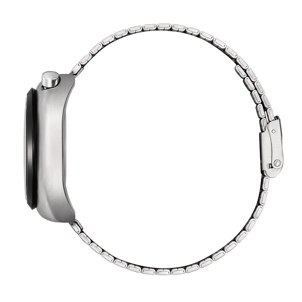 Seitenansicht einer silbernen Uhr mit Metallarmband.