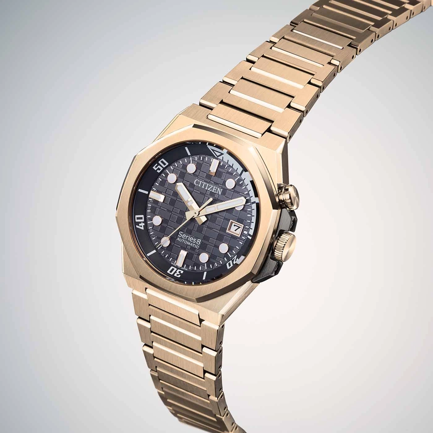 Goldene Citizen-Uhr mit schwarzem Zifferblatt und Datumsanzeige, elegantes Design.