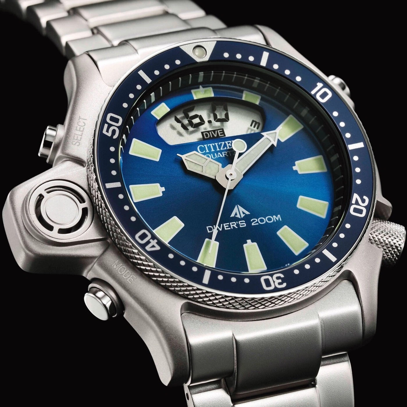 Nahaufnahme einer Citizen Taucheruhr mit blauem Zifferblatt und silbernem Armband.