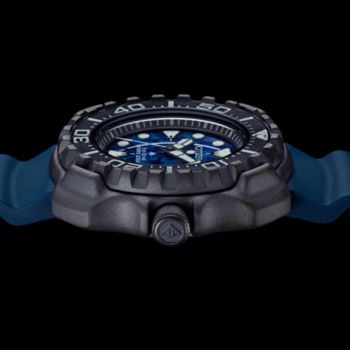 Citizen-Uhr mit blauem Zifferblatt und Armband, schwarzem Gehäuse, Seitenansicht, Nahaufnahme