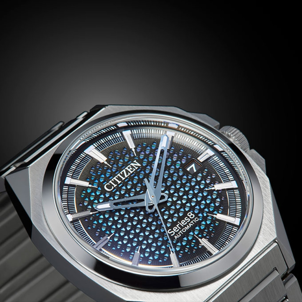Citizen Series 8 Automatikuhr mit blau-schwarzem Zifferblatt.