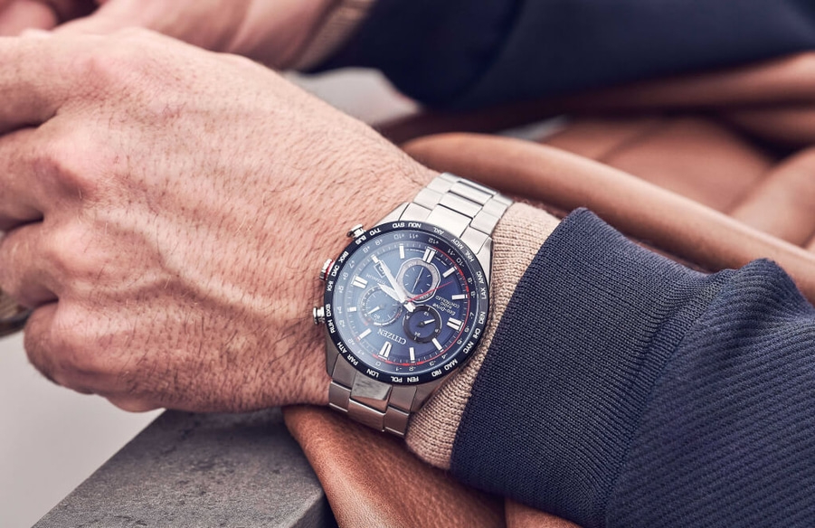 Nahaufnahme eines Handgelenks mit einer Citizen-Uhr, die die Details der Uhr zeigt.