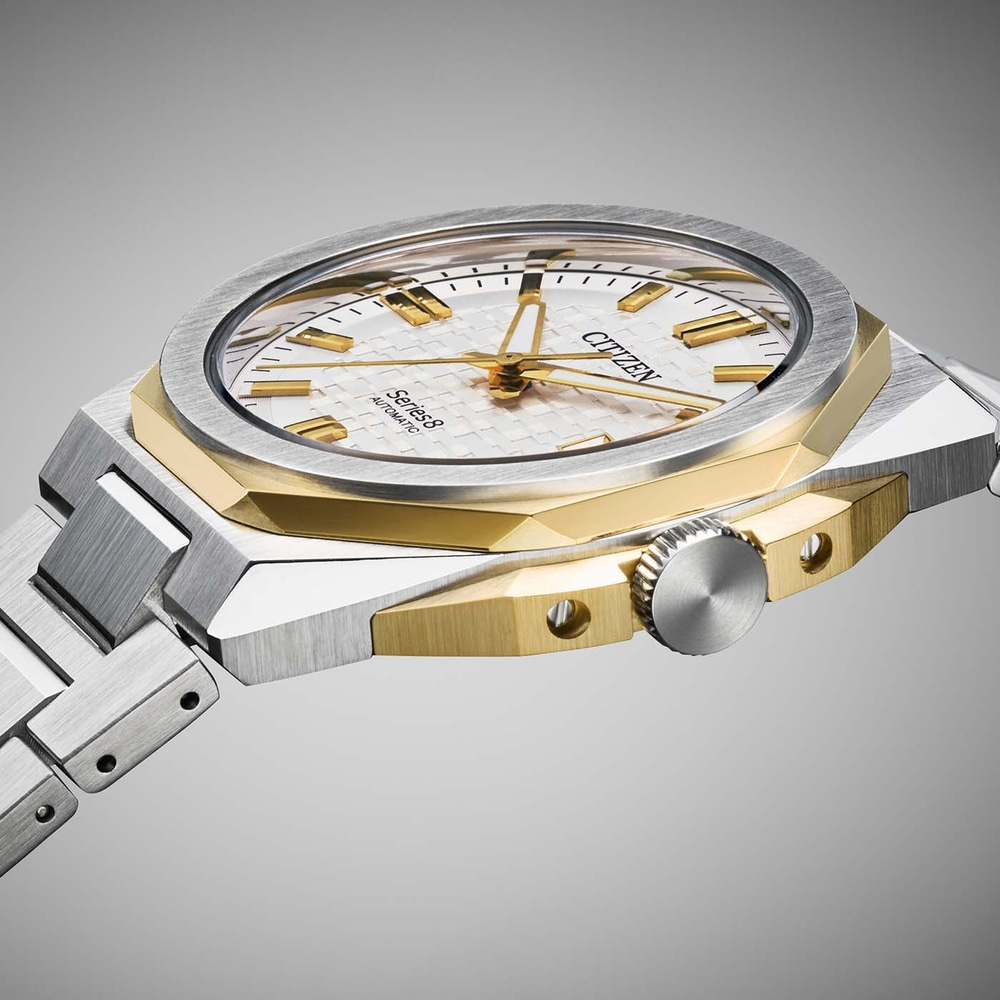 Nahaufnahme einer Citizen Series 8 Automatik-Uhr mit silbernem und goldenem Gehäuse und Armband.