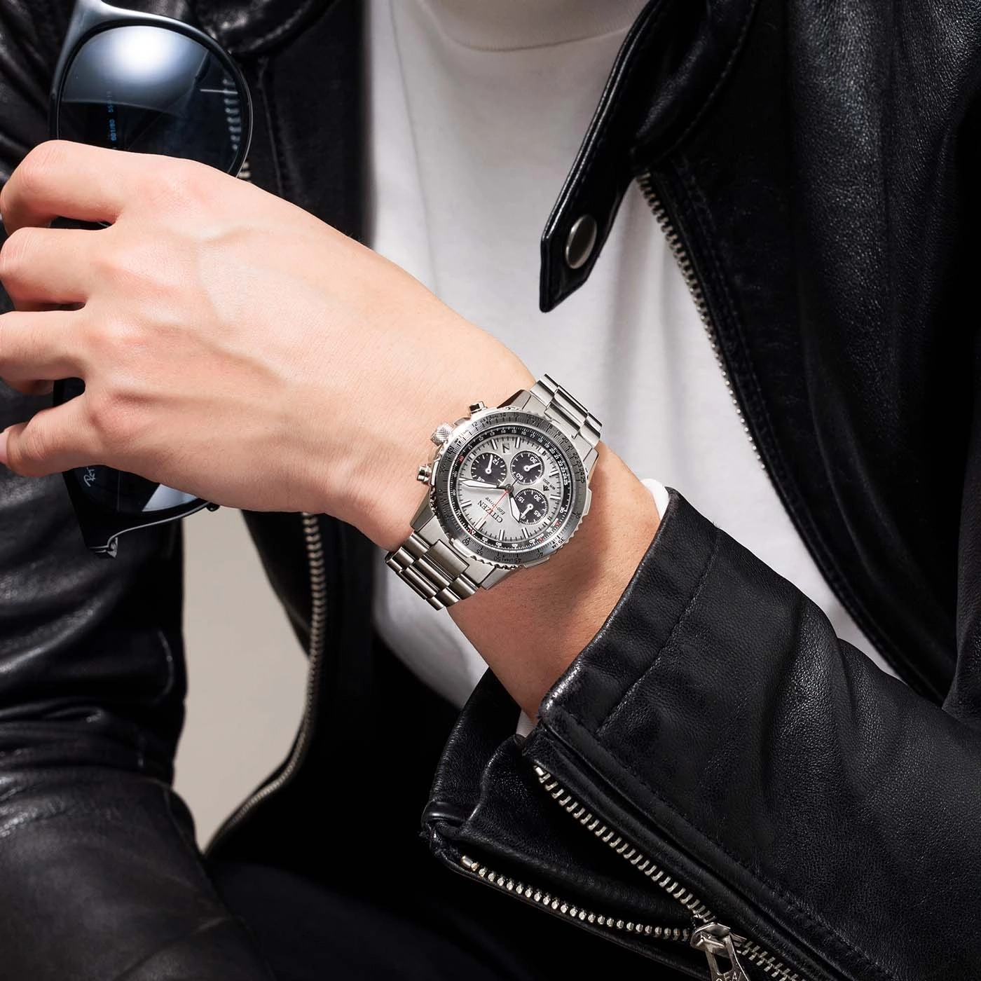 Mann mit Uhr und Sonnenbrille, Lederjacke, Nahaufnahme, stilvoll und elegant