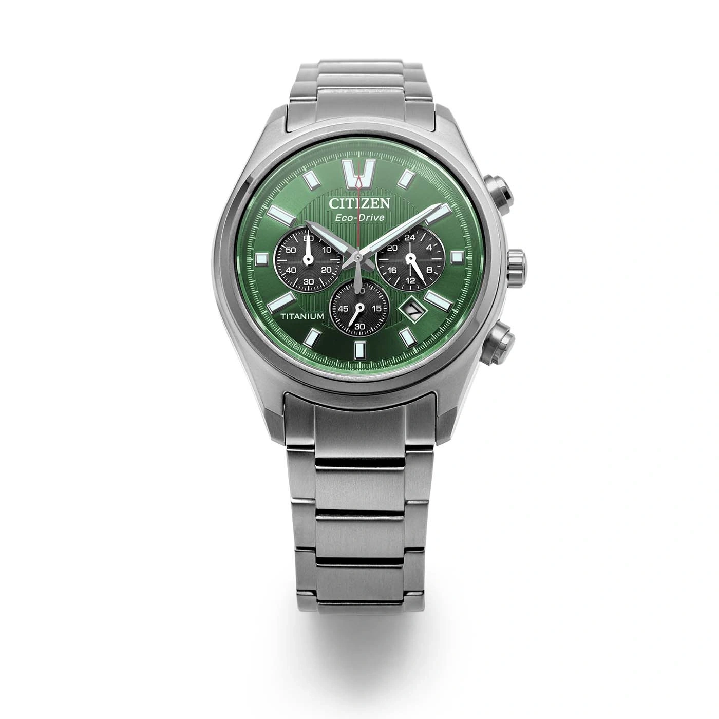 Eine silberne Citizen Eco-Drive Uhr mit grünem Zifferblatt und silbernem Armband wird gezeigt.
