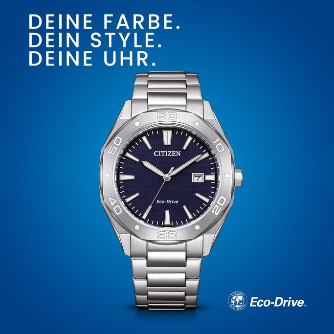 Citizen-Uhr mit blauem Zifferblatt und silbernem Armband auf blauem Hintergrund.