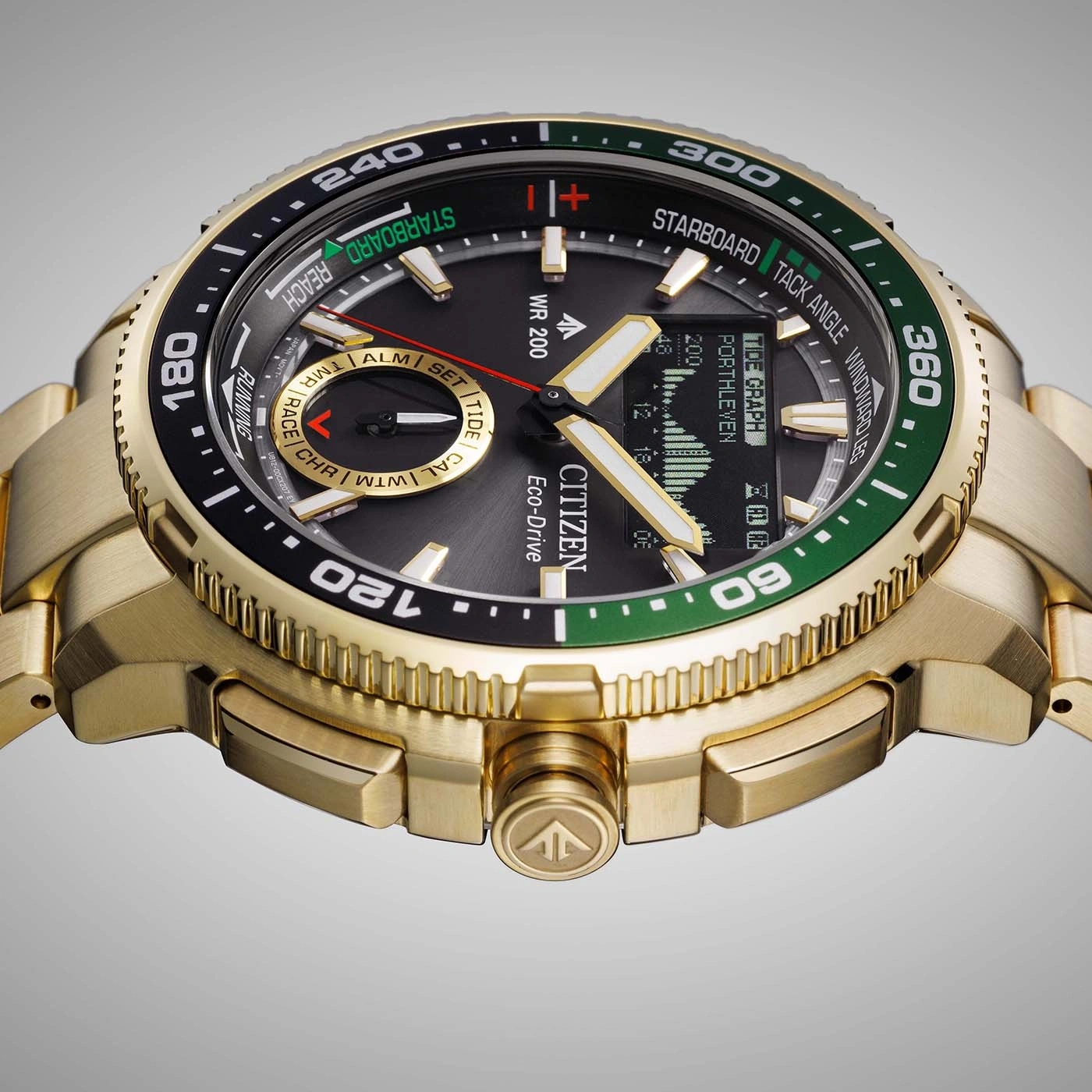 Eine Nahaufnahme einer goldenen Citizen Eco-Drive-Uhr mit schwarzem Zifferblatt, von schräg oben aufgenommen.