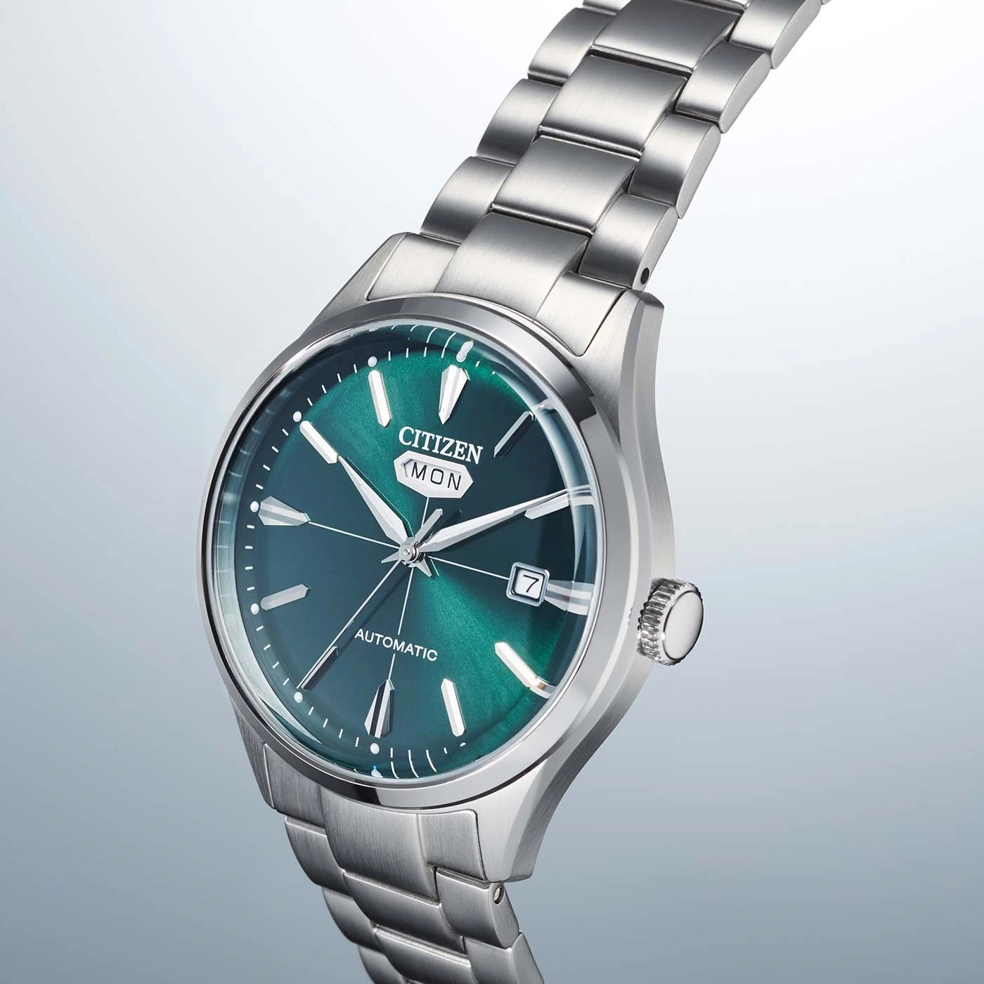 Nahaufnahme einer Citizen Automatik-Uhr mit grünem Zifferblatt und silbernem Armband.