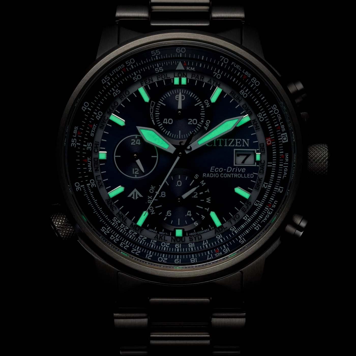Nahaufnahme einer Citizen Eco-Drive Uhr mit grün leuchtenden Akzenten und komplizierten Details.