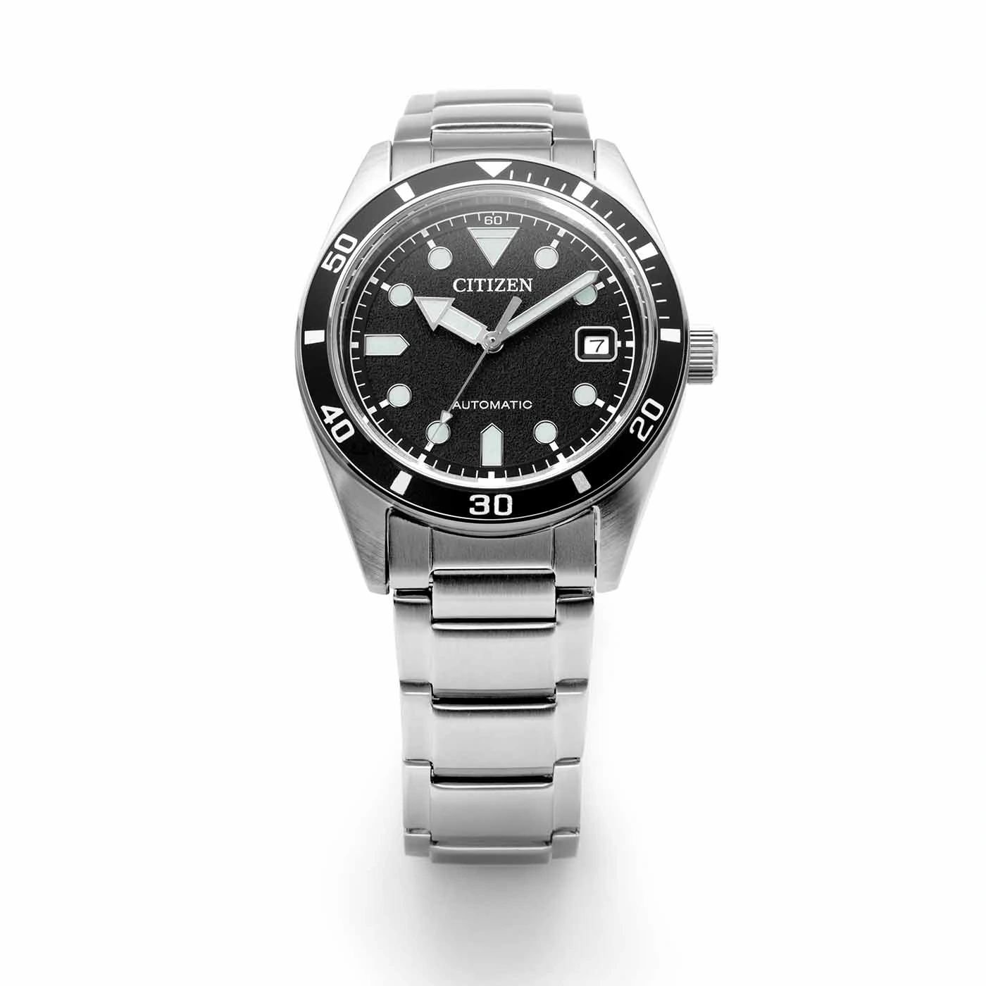 Eine Citizen Automatik-Uhr aus Edelstahl mit schwarzem Zifferblatt und Lünette.