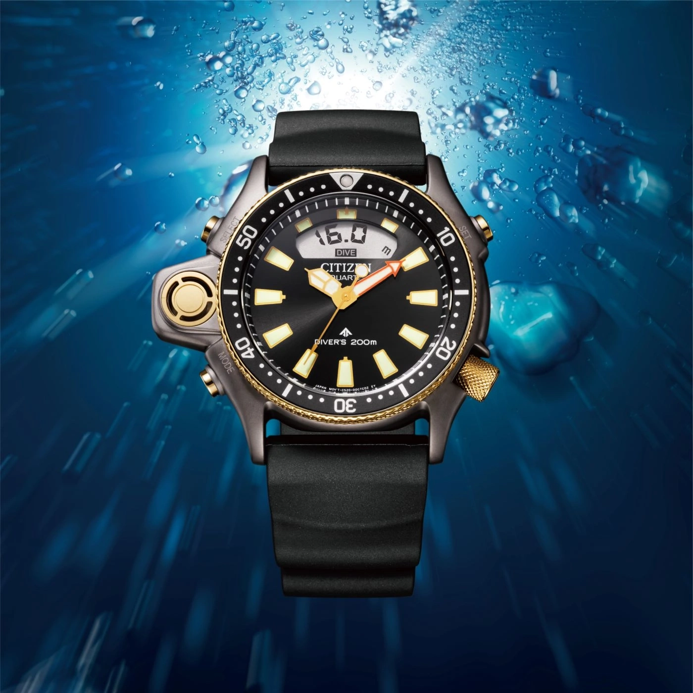 Citizen Taucheruhr mit schwarzem Zifferblatt und goldenen Akzenten unter Wasser