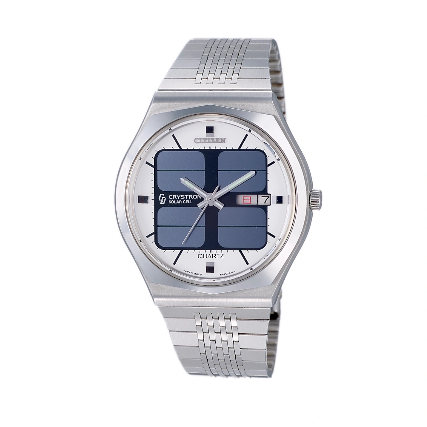 Eine Citizen Crystron Solarzelle-Uhr mit Digitalanzeige und Metallarmband.