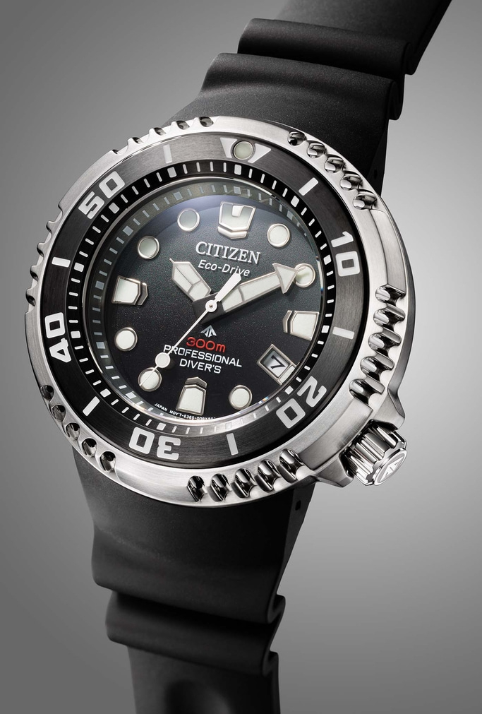 Nahaufnahme einer Citizen Eco-Drive Profi-Taucheruhr mit schwarzem Zifferblatt und Armband.