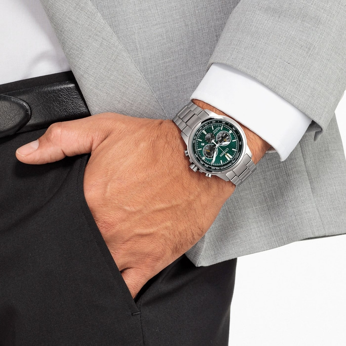 Mann mit Uhr, Anzug und Hand in der Tasche. Stilvolles Outfit.