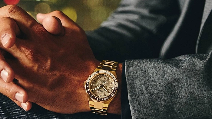 Mann trägt goldene Uhr, Nahaufnahme, Luxusuhr, Handgelenk, Modeaccessoire