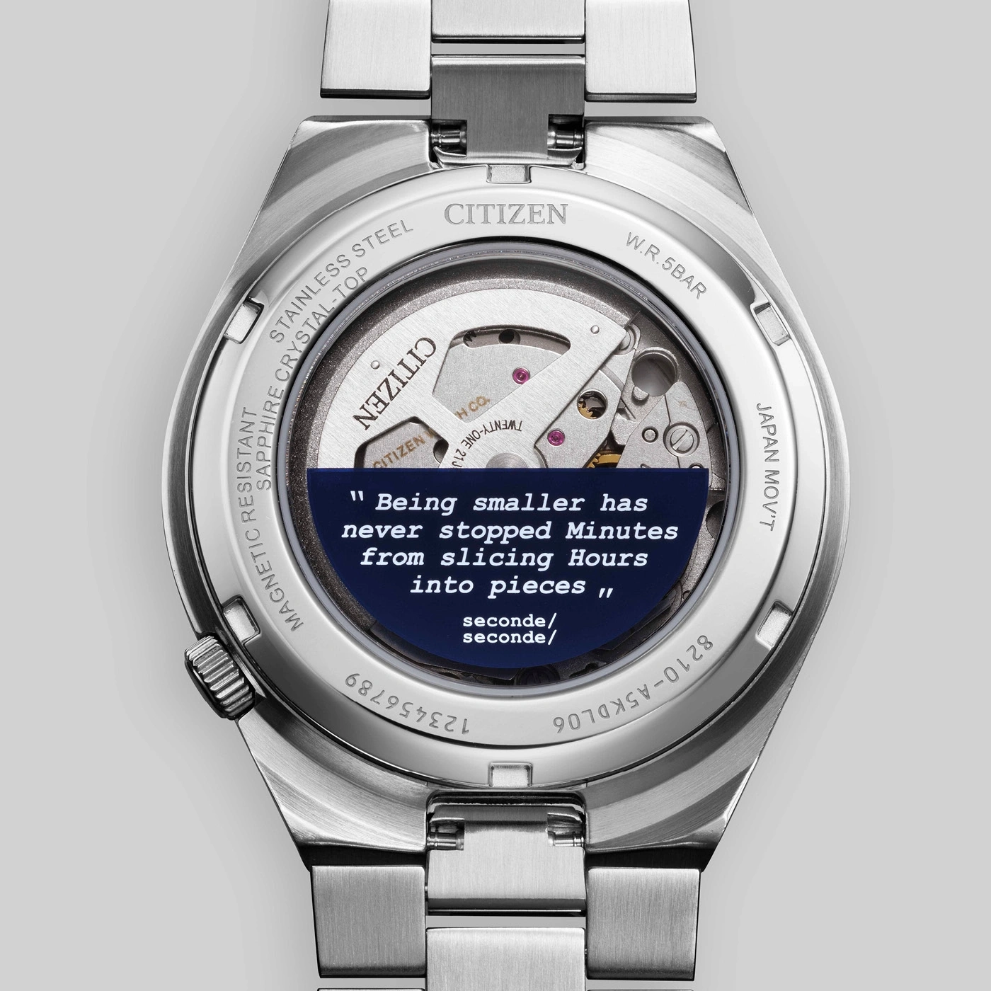 Rückseite einer Citizen-Uhr mit einem Zitat über Zeit.