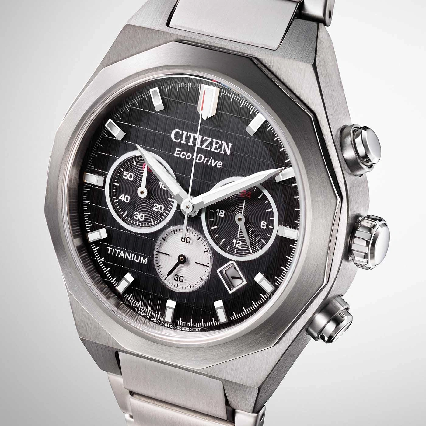 Citizen Eco-Drive Uhr mit schwarzem Zifferblatt und Titanarmband, Nahaufnahme.
