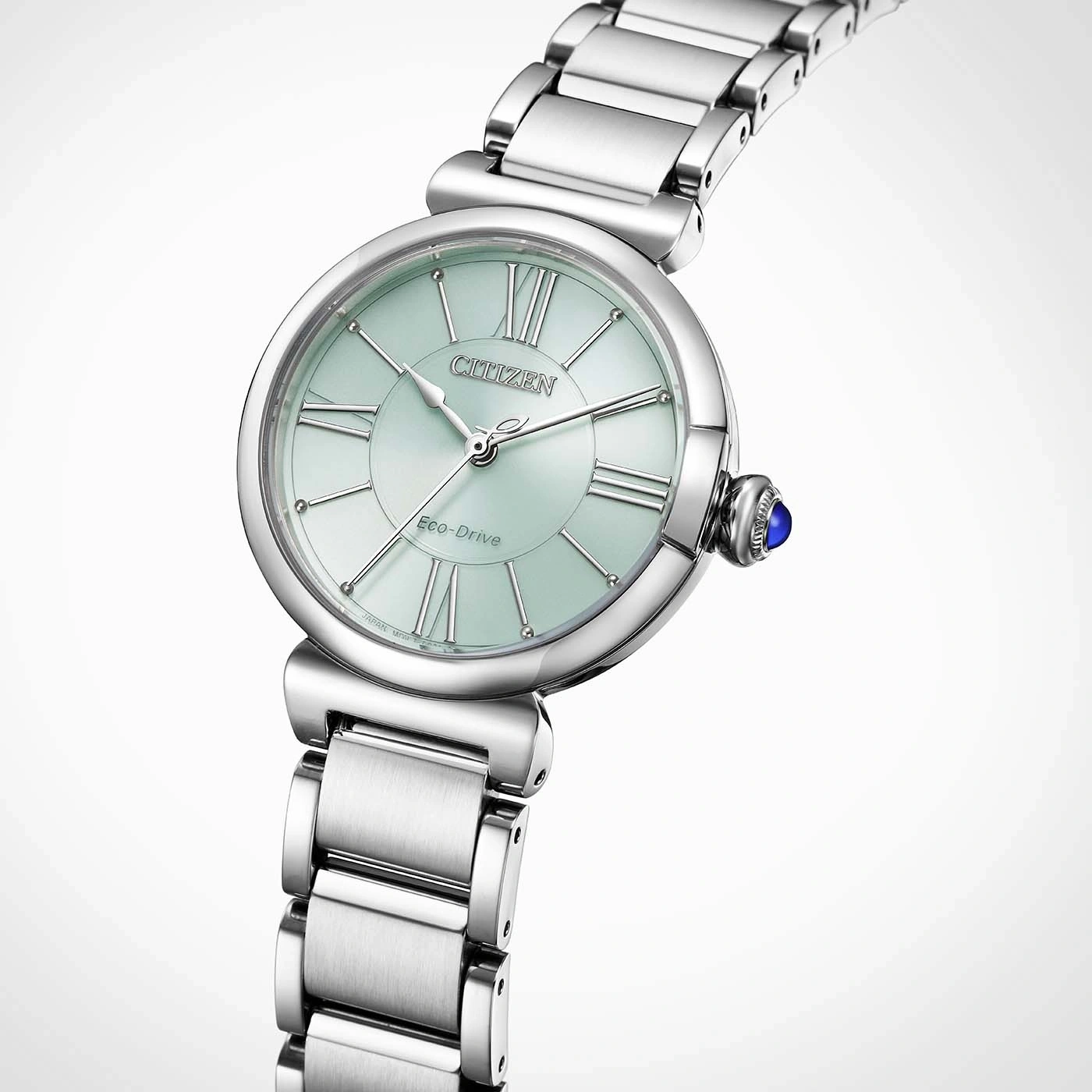 Eine silberne Citizen Eco-Drive Uhr mit hellgrünem Zifferblatt und römischen Ziffern.