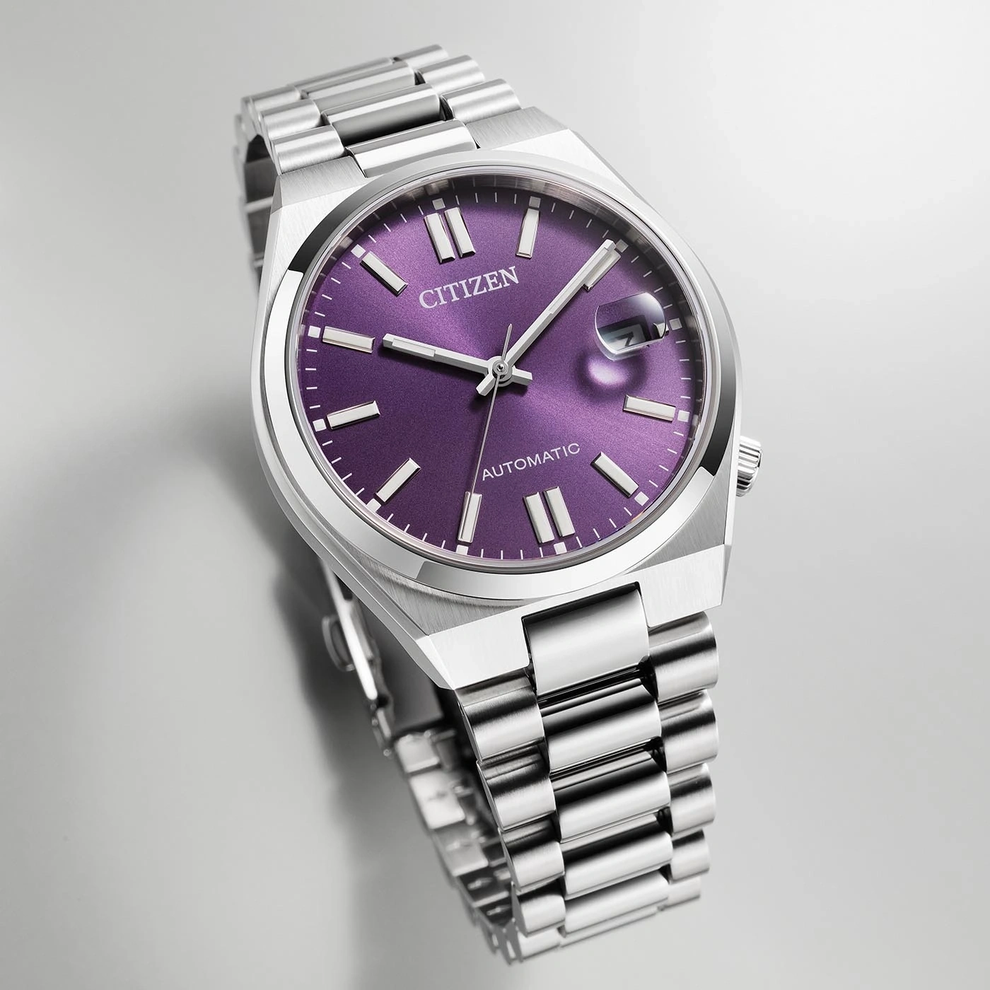 Citizen-Uhr mit lila Zifferblatt und silbernem Armband, elegantes Design.