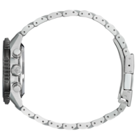 Ein silbernes Uhrenarmband bildet einen Kreis auf weißem Hintergrund.