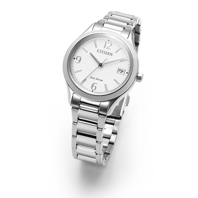 Eine silberne Citizen Eco-Drive-Uhr mit weißem Zifferblatt und Datumsanzeige.