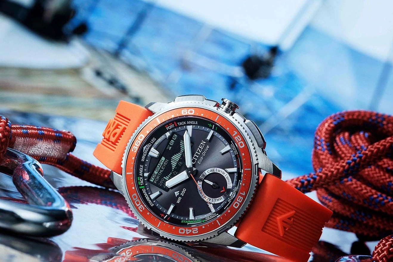Citizen Eco-Drive Uhr mit orangefarbenem Armband und nautischen Elementen.