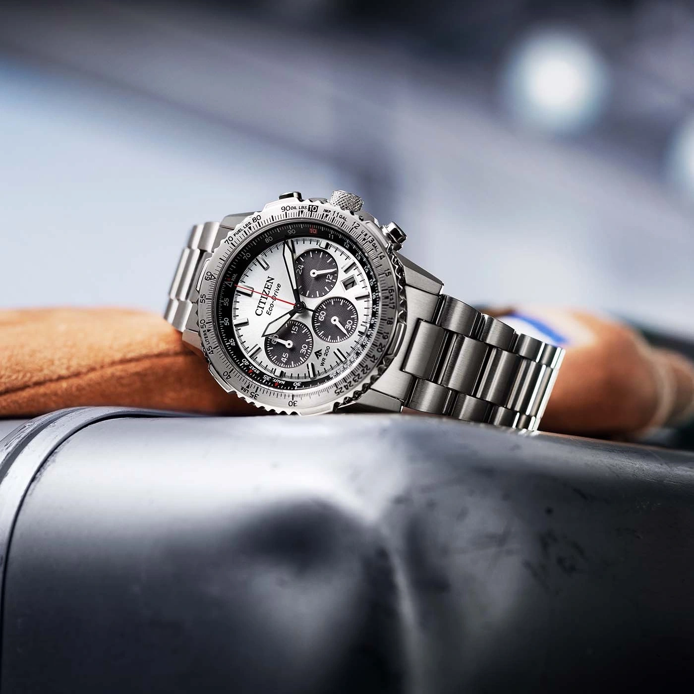 Citizen Eco-Drive Uhr, silber, schwarze Zifferblätter, Detailaufnahme, Luxus-Accessoire.
