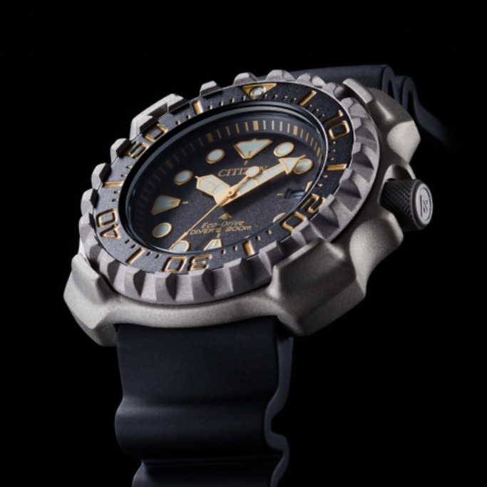 Nahaufnahme einer Citizen Eco-Drive Taucheruhr mit schwarzem Armband.