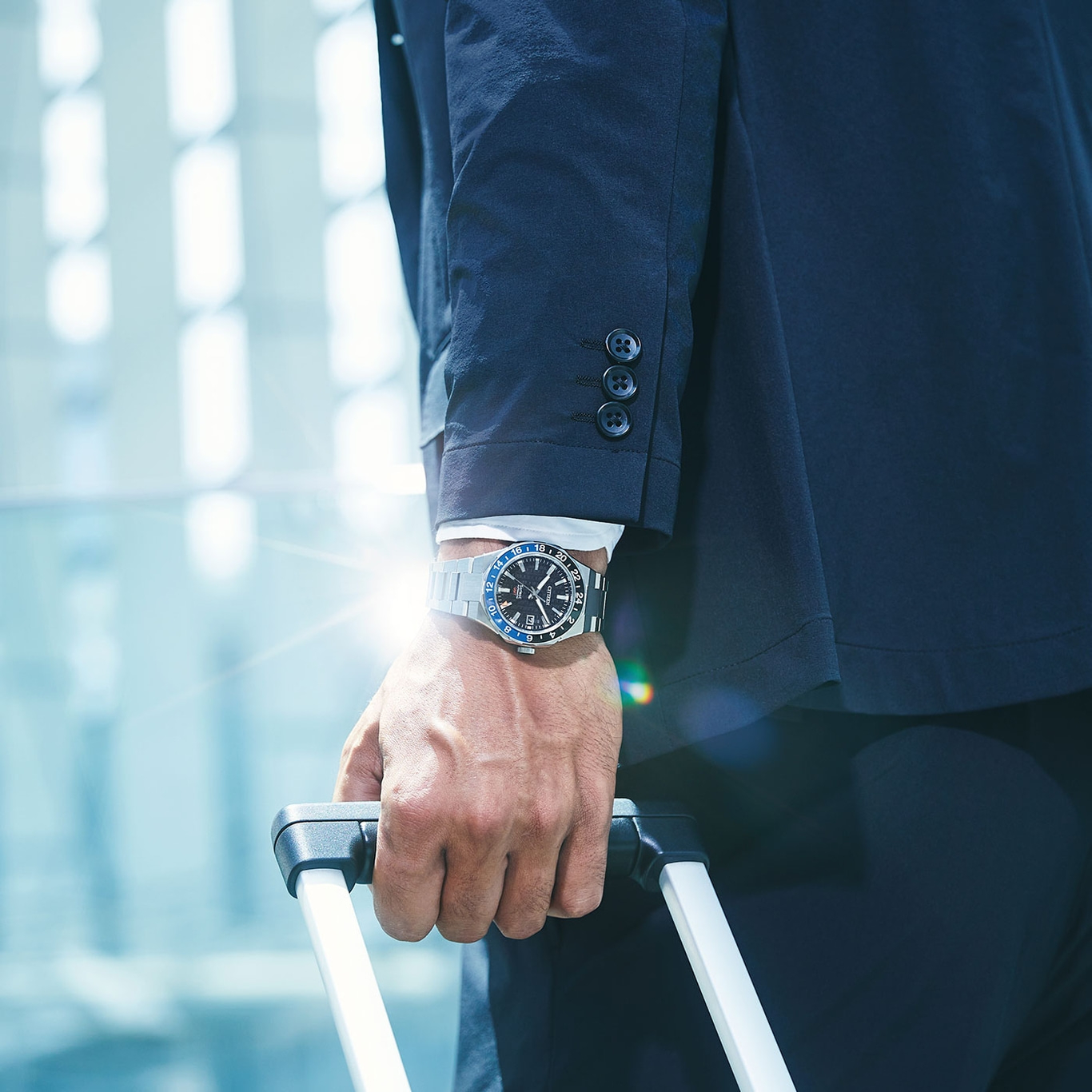 Mann im Anzug mit Gepäck, Uhr, Geschäftskonzept, Geschäftsreise, Hand halten