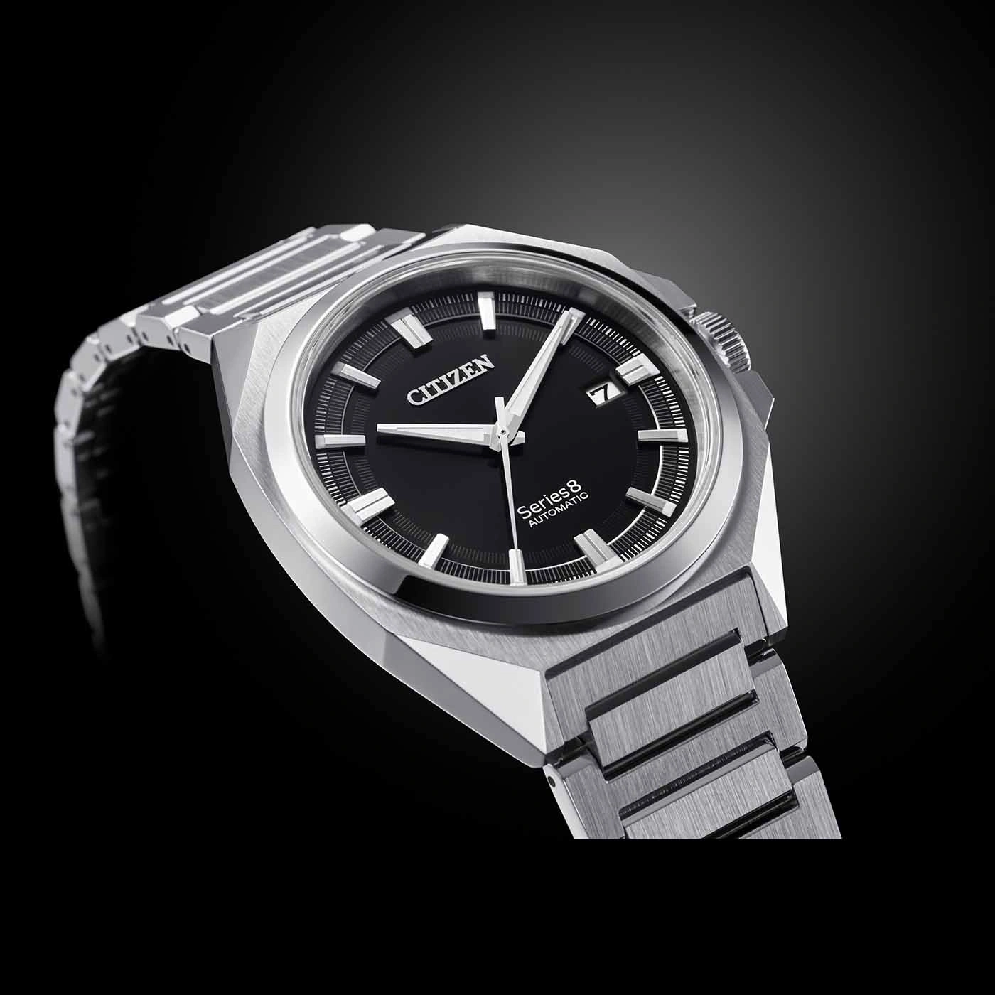 Citizen Series 8 Automatikuhr mit schwarzem Zifferblatt und silbernem Armband