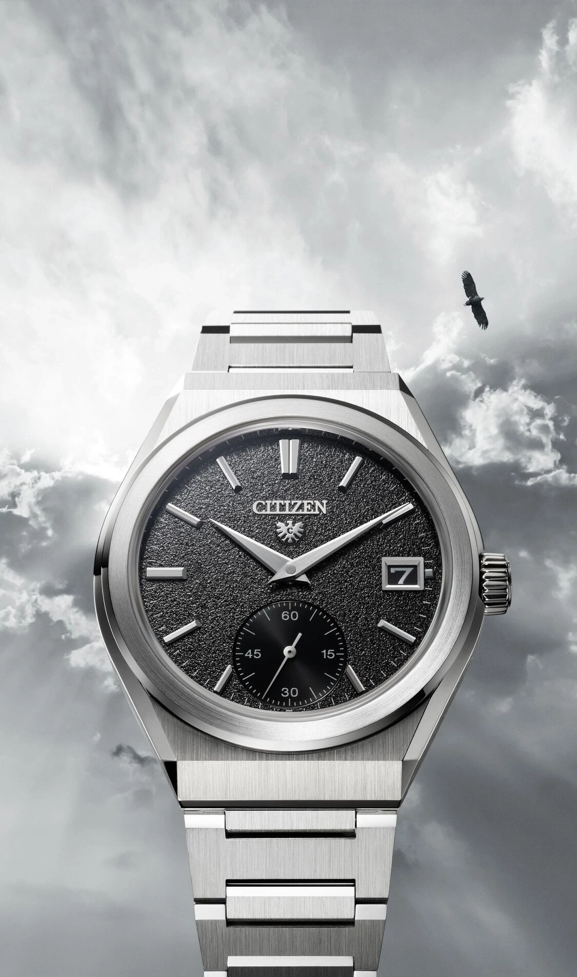 Citizen-Uhr mit schwarzem Zifferblatt, silbernem Armband und einem Adler am Himmel.