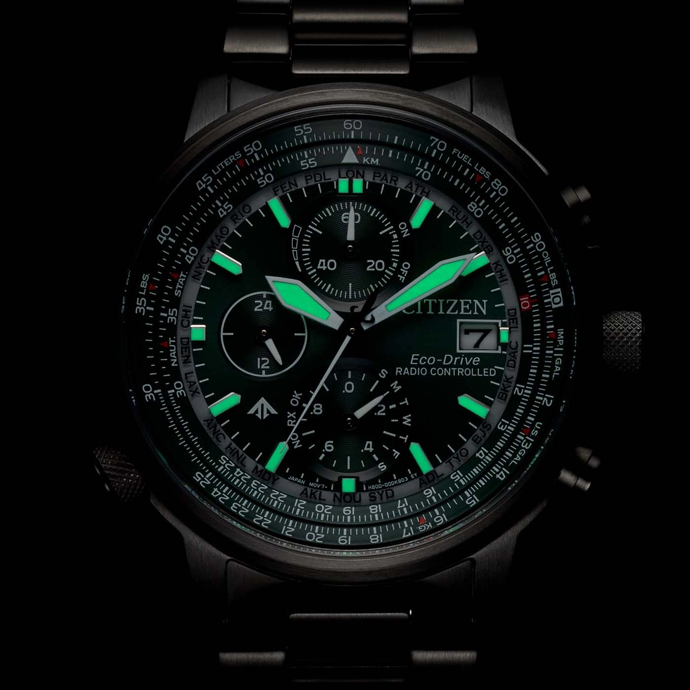 Nahaufnahme einer Citizen Eco-Drive Uhr mit leuchtend grünen Akzenten und detailliertem Zifferblatt.