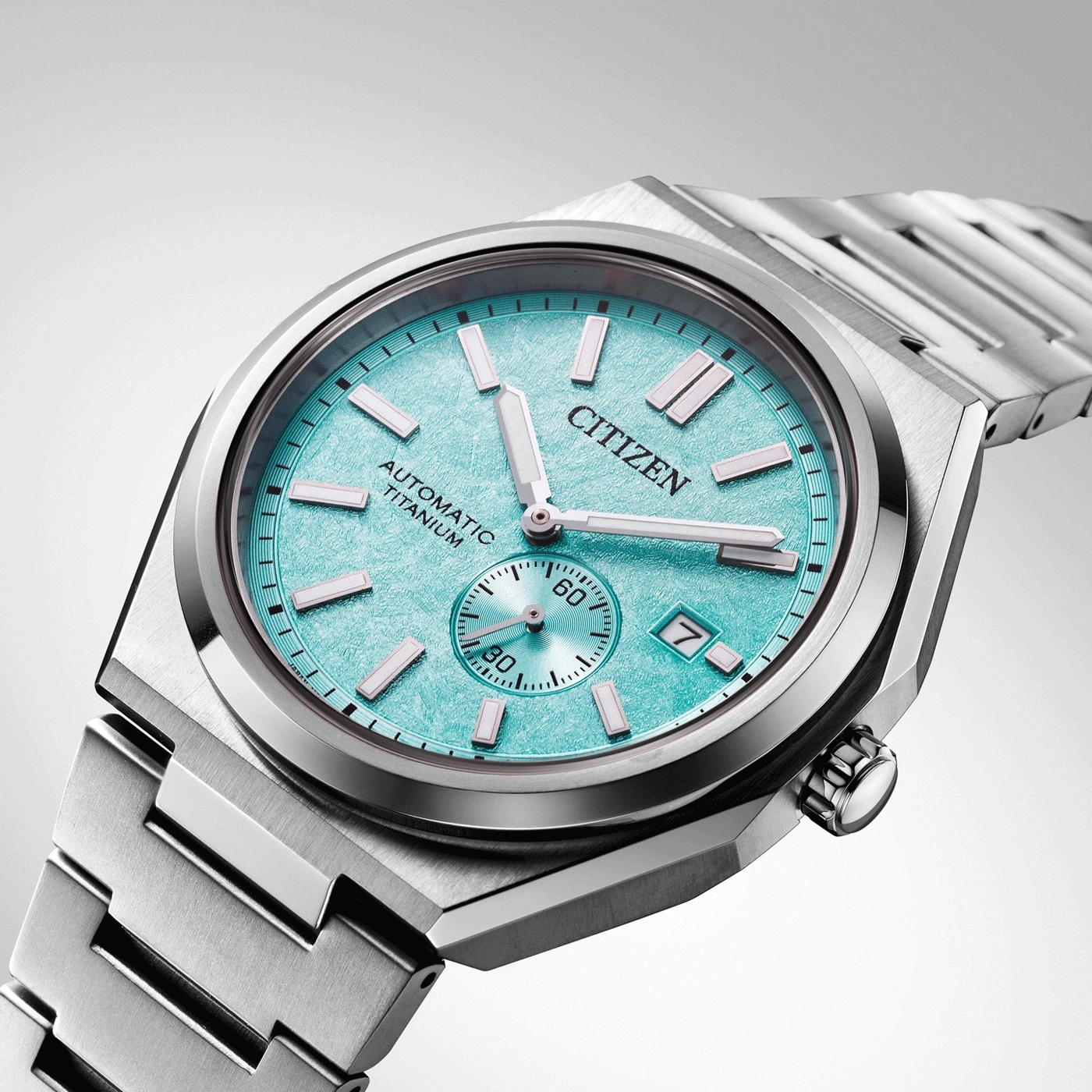 Citizen-Uhr mit türkisfarbenem Zifferblatt und Titanarmband, elegantes Design.