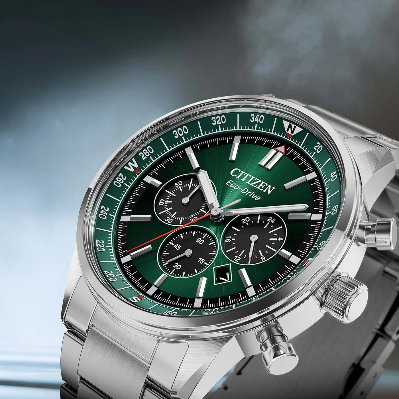 Nahaufnahme einer grünen Citizen Eco-Drive-Uhr mit Metallarmband.