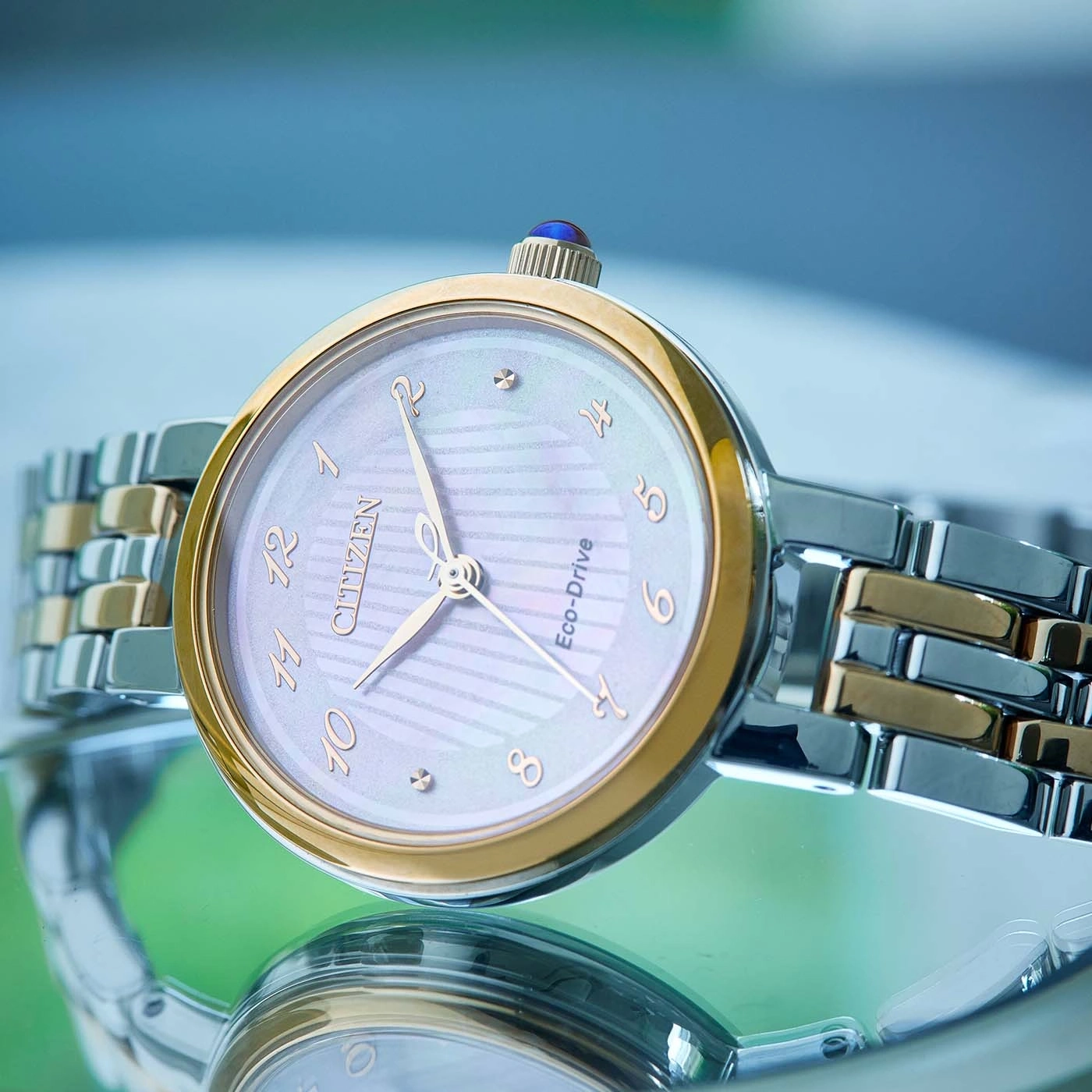 Citizen-Uhr mit Gold- und Silberakzenten, Nahaufnahme, elegantes Design