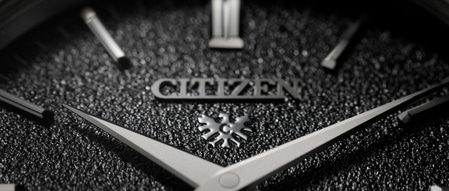 Nahaufnahme eines Citizen-Zifferblatts mit Zeigern und Logo-Details.