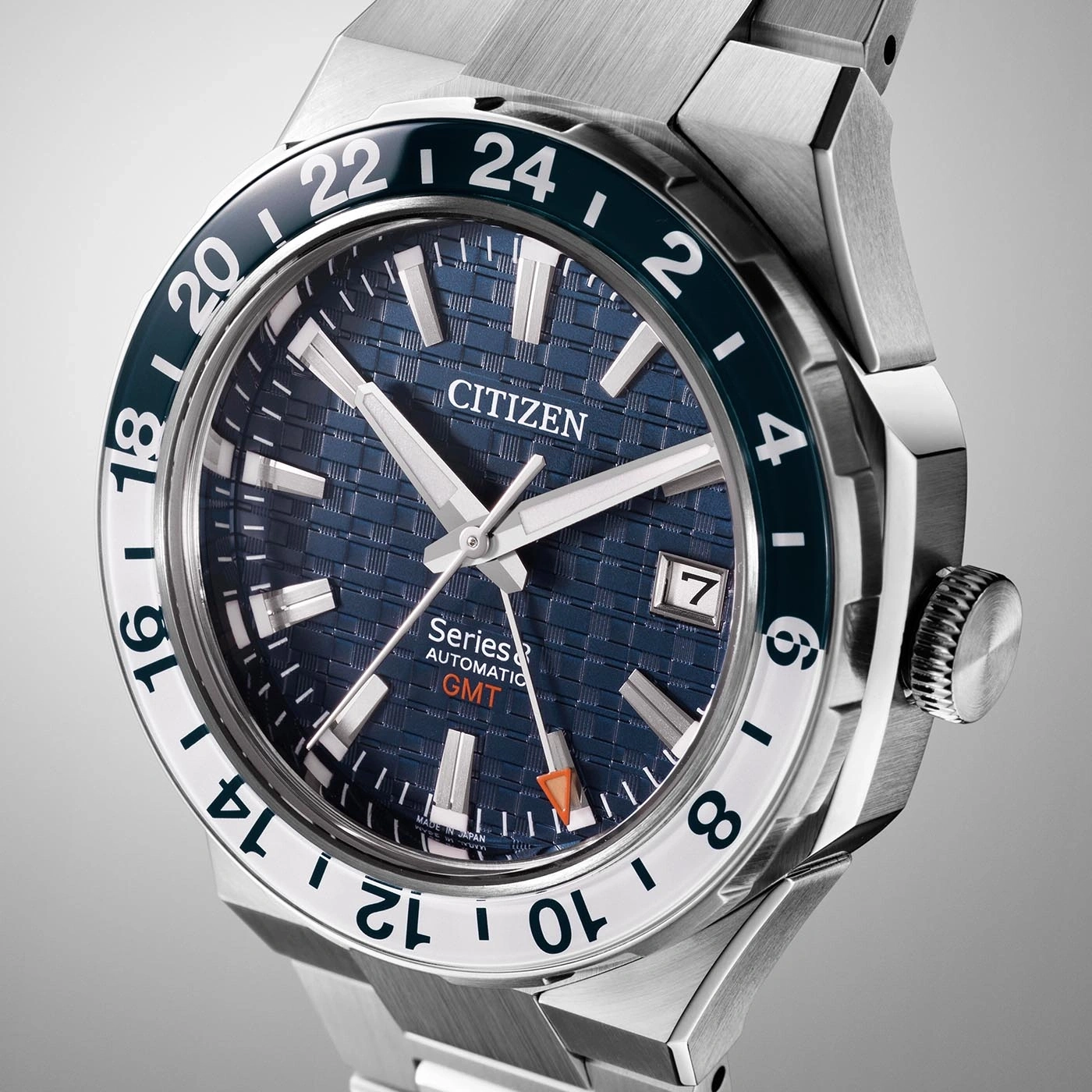 Citizen-Uhr mit blauem Zifferblatt, weißen Zeigern und GMT-Lünette.