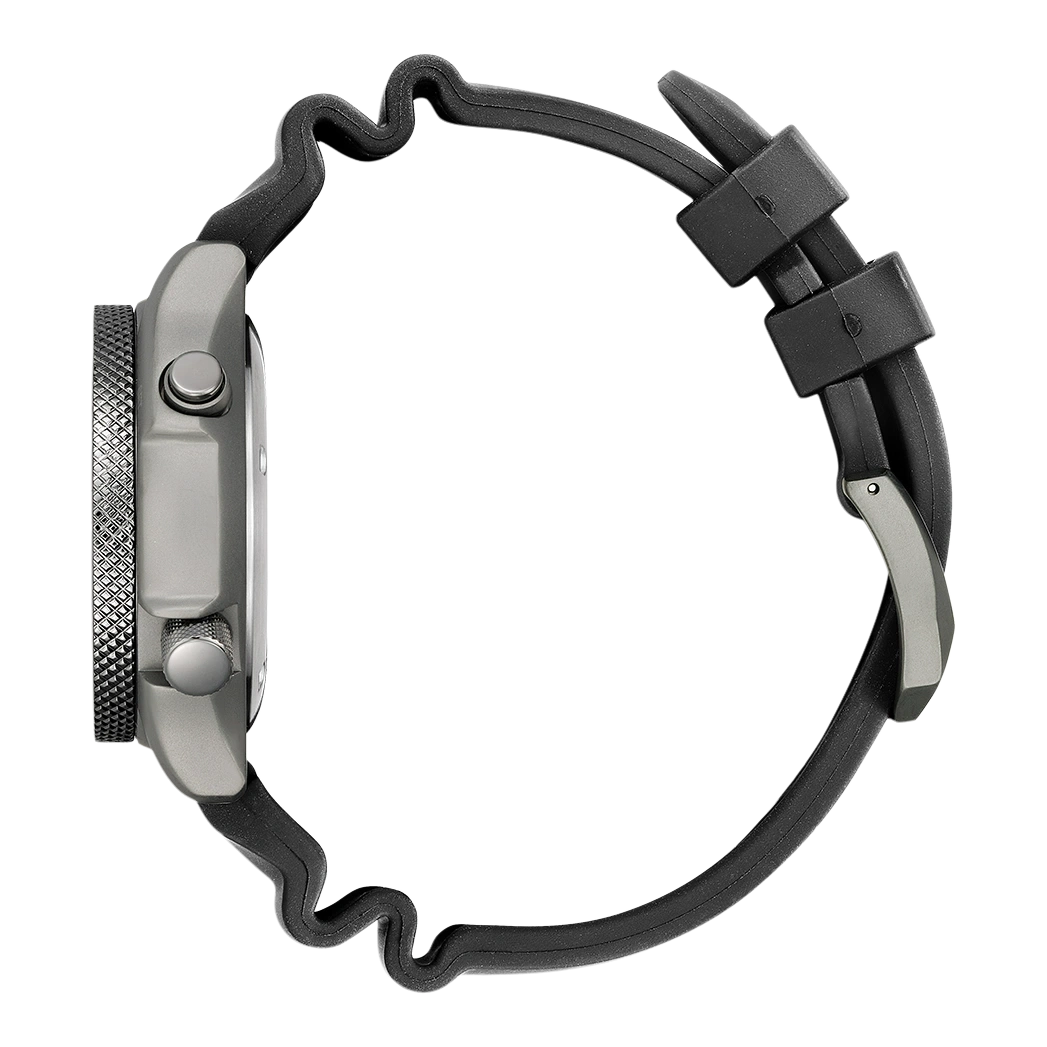Seitenansicht einer schwarzen Uhr mit strukturierter Lünette und schwarzem Armband.